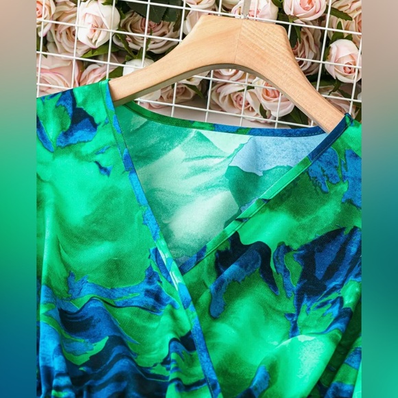 Plus Size Elegant Floral Print Crisscross V-Neck Pleated Dress (1X) - Picture 2 of 7